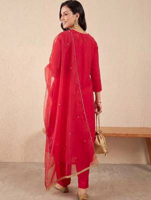 women ethnic motifs embroidered regular liva kurta with trousers & with dupatta 3