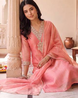 women ethnic motifs embroidered regular thread work kurta with trousers & with dupatta 2