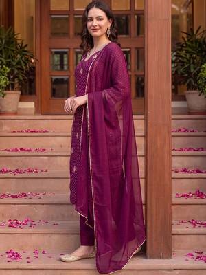 women ethnic motifs printed regular kurta with trousers & with dupatta 4