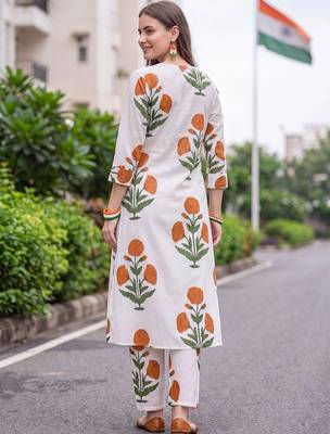 women floral printed regular cotton kurta with trousers 4
