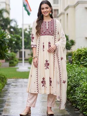 women ethnic motifs embroidered empire thread work kurta with trousers & with dupatta 4