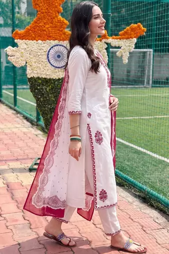 women ethnic motifs embroidered regular thread work cotton kurta with trousers & with dupatta