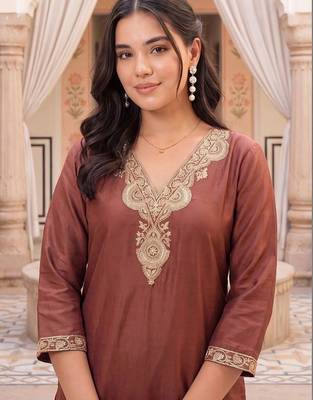 women ethnic motifs embroidered regular kurta with trousers 2