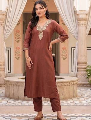 women ethnic motifs embroidered regular kurta with trousers 3