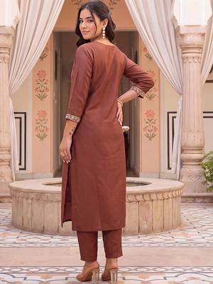 women ethnic motifs embroidered regular kurta with trousers 4