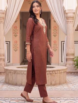 women ethnic motifs embroidered regular kurta with trousers 5
