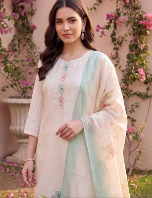 women floral embroidered regular thread work kurta with trousers & with dupatta 3