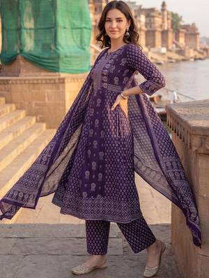 women ethnic motifs printed regular cotton kurta with trousers & with dupatta 3