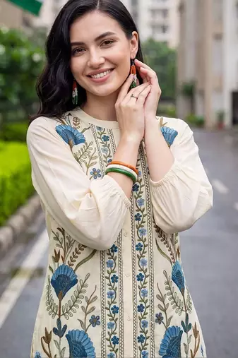 women floral embroidered regular thread work cotton kurta with trousers