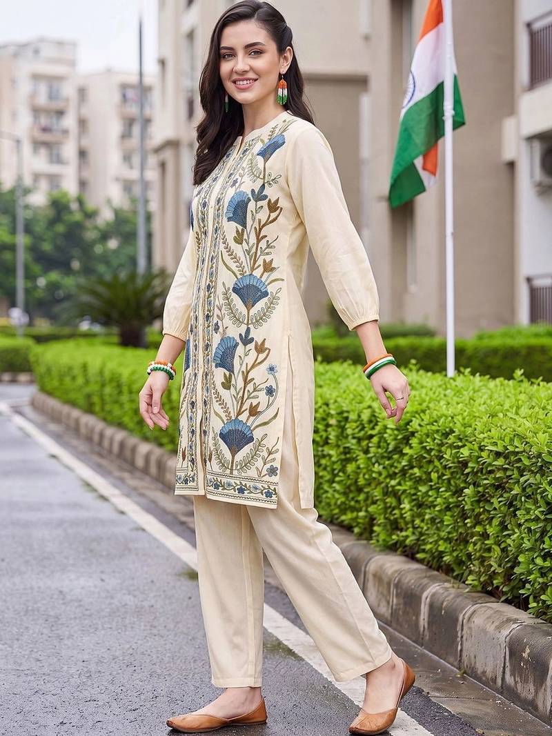 women floral embroidered regular thread work cotton kurta with trousers