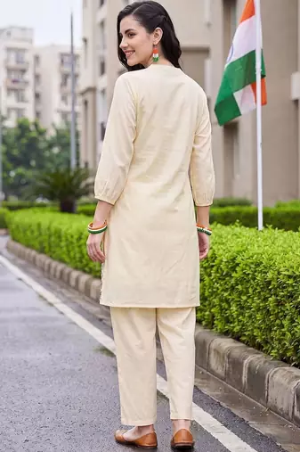 women floral embroidered regular thread work cotton kurta with trousers