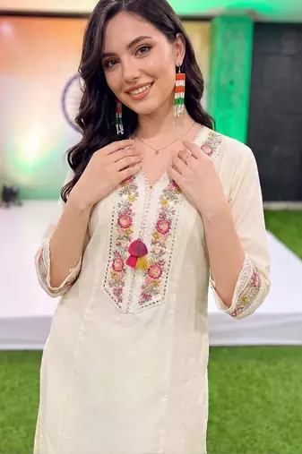 women floral embroidered regular thread work kurta with trousers & with dupatta