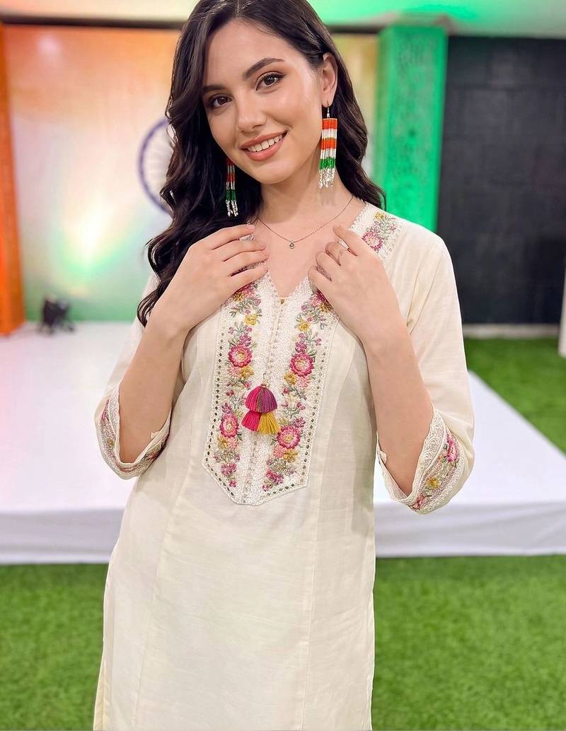 women floral embroidered regular thread work kurta with trousers & with dupatta