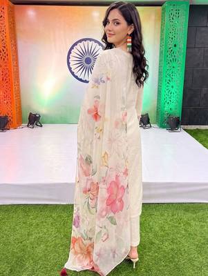 women floral embroidered regular thread work kurta with trousers & with dupatta 4