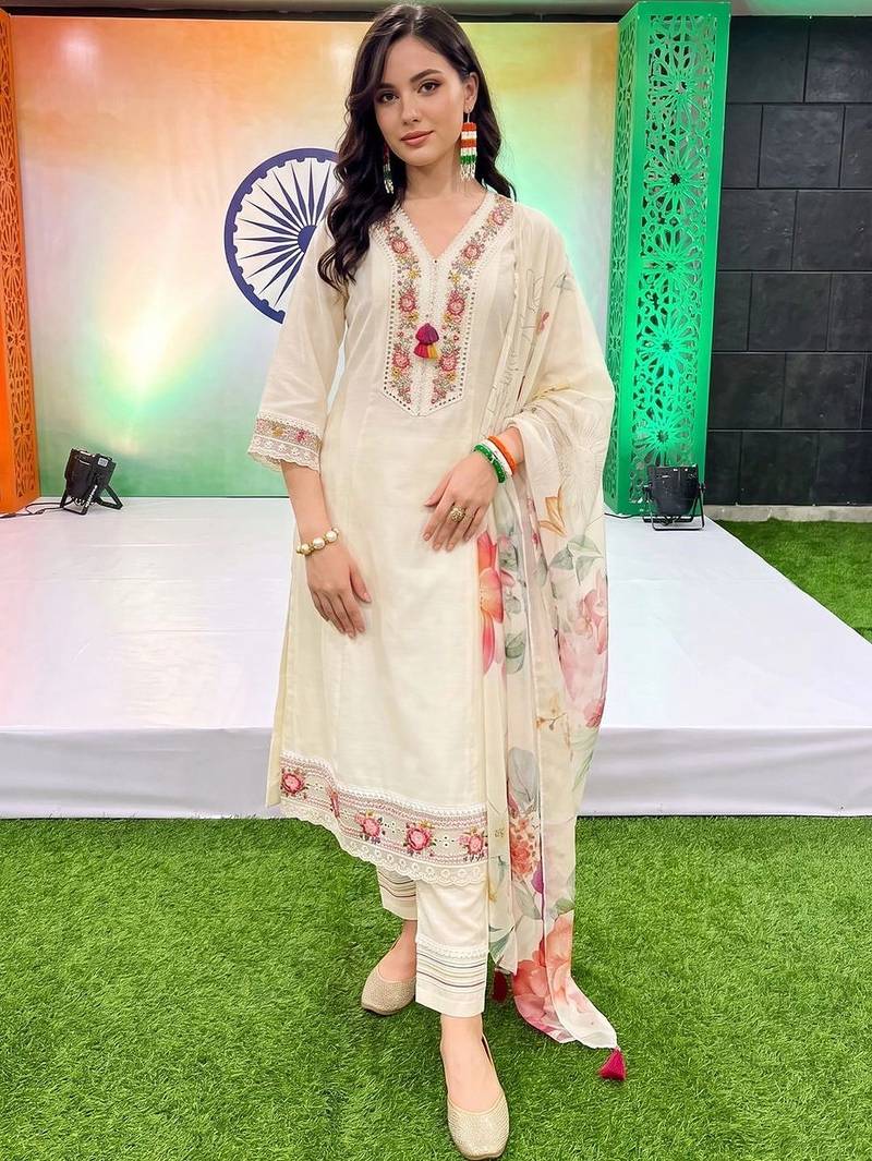 women floral embroidered regular thread work kurta with trousers & with dupatta