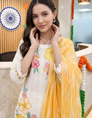 women floral embroidered regular thread work kurta with trousers & with dupatta 2