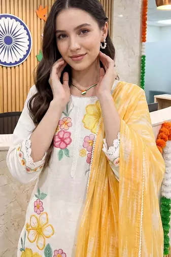 women floral embroidered regular thread work kurta with trousers & with dupatta
