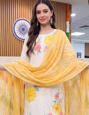 women floral embroidered regular thread work kurta with trousers & with dupatta 3
