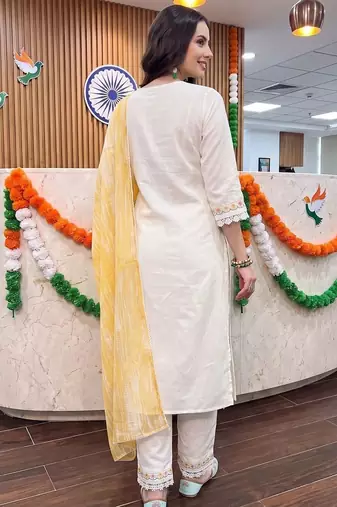 women floral embroidered regular thread work kurta with trousers & with dupatta