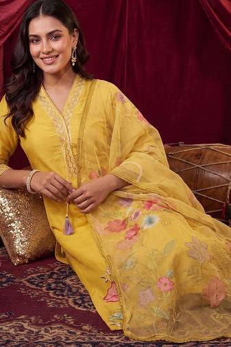 women floral embroidered regular thread work kurta with trousers & with dupatta