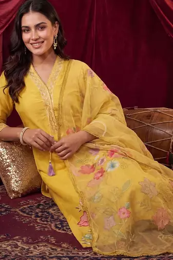 women floral embroidered regular thread work kurta with trousers & with dupatta