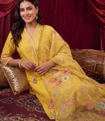 women floral embroidered regular thread work kurta with trousers & with dupatta