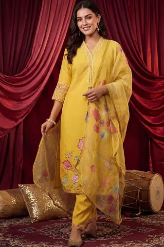 women floral embroidered regular thread work kurta with trousers & with dupatta