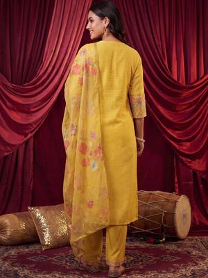 women floral embroidered regular thread work kurta with trousers & with dupatta 5