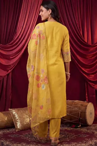women floral embroidered regular thread work kurta with trousers & with dupatta