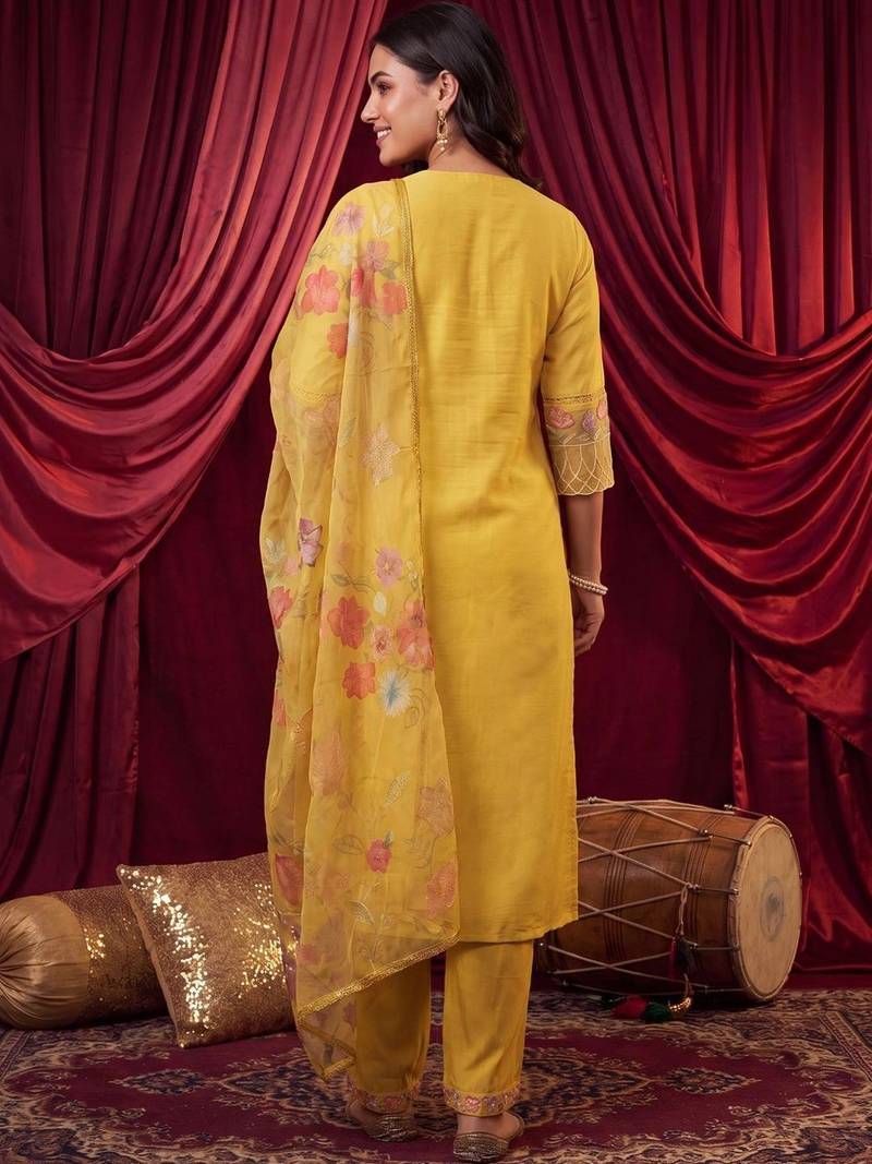 women floral embroidered regular thread work kurta with trousers & with dupatta