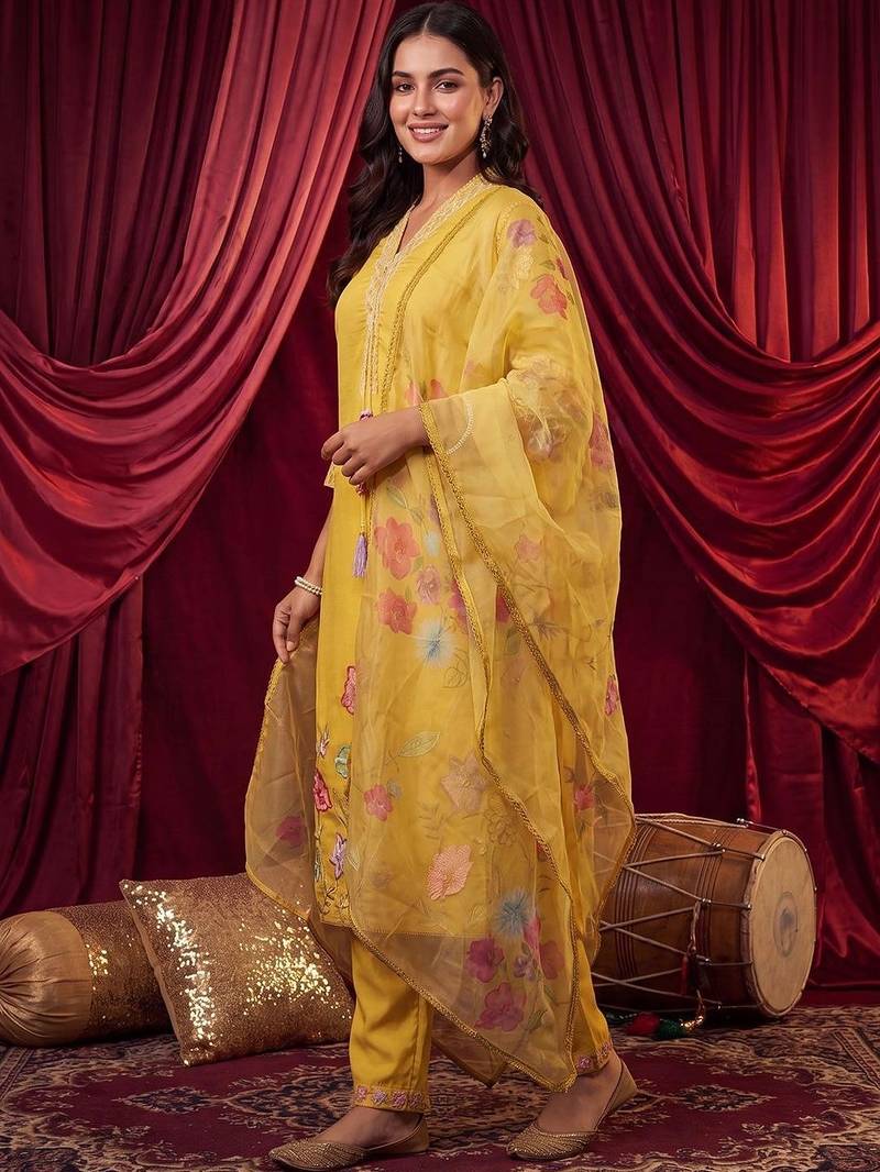 women floral embroidered regular thread work kurta with trousers & with dupatta