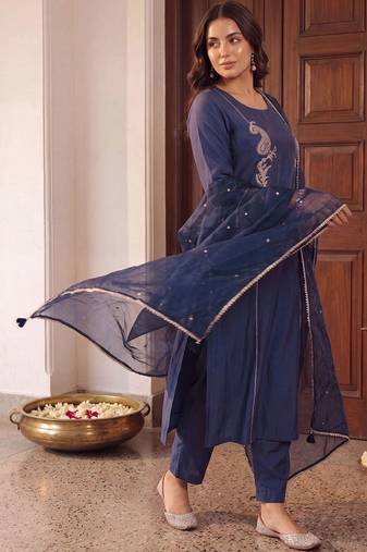 women ethnic motifs embroidered regular thread work kurta with trousers & with dupatta