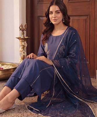 women ethnic motifs embroidered regular thread work kurta with trousers & with dupatta 2