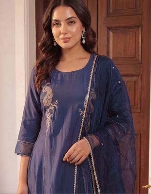 women ethnic motifs embroidered regular thread work kurta with trousers & with dupatta 4