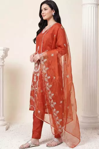 women floral embroidered regular thread work kurta with trousers & with dupatta