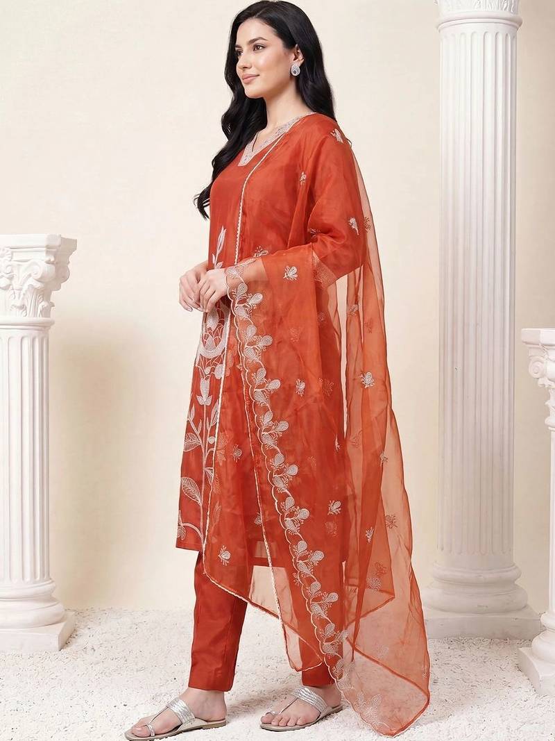 women floral embroidered regular thread work kurta with trousers & with dupatta