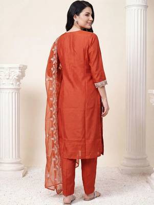 women floral embroidered regular thread work kurta with trousers & with dupatta 3