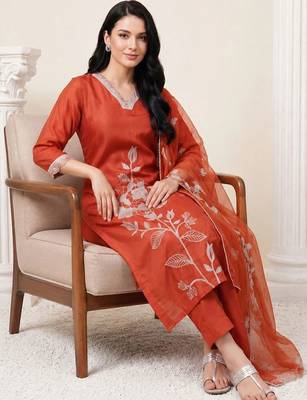 women floral embroidered regular thread work kurta with trousers & with dupatta 4