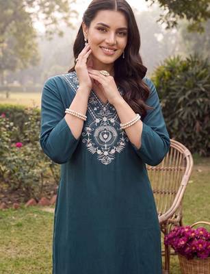 women ethnic motifs embroidered regular thread work kurta with trousers 2