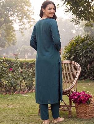 women ethnic motifs embroidered regular thread work kurta with trousers 3