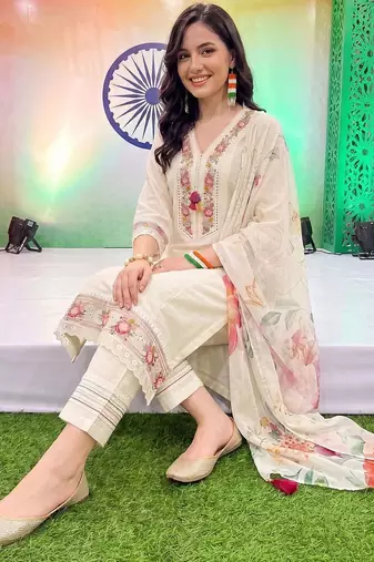 women floral embroidered regular thread work kurta with trousers & with dupatta