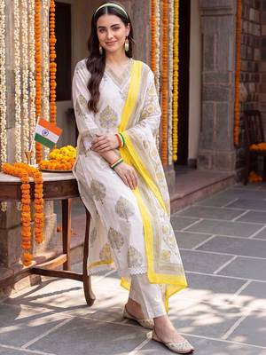 women floral printed regular cotton kurta with trousers & with dupatta 3