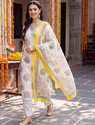 women floral printed regular cotton kurta with trousers & with dupatta 4