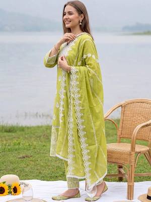 women ethnic motifs embroidered regular thread work cotton kurta with trousers & with dupatta 3
