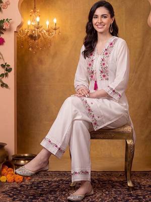 women floral embroidered regular thread work kurta with trousers 1