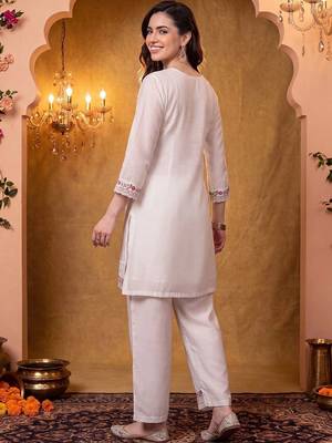 women floral embroidered regular thread work kurta with trousers 4
