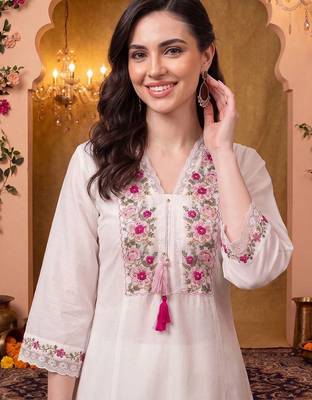 women floral embroidered regular thread work kurta with trousers 5