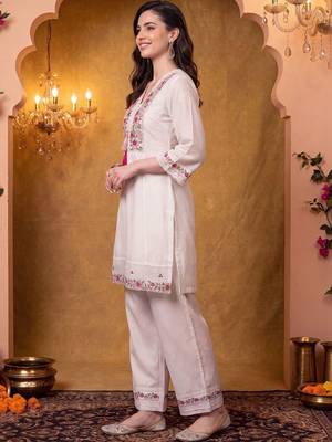 women floral embroidered regular thread work kurta with trousers 6