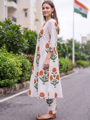 women floral printed regular cotton kurta with trousers 4