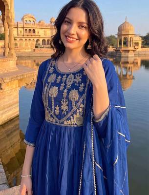 women ethnic motifs embroidered empire thread work kurta with trousers & with dupatta 2